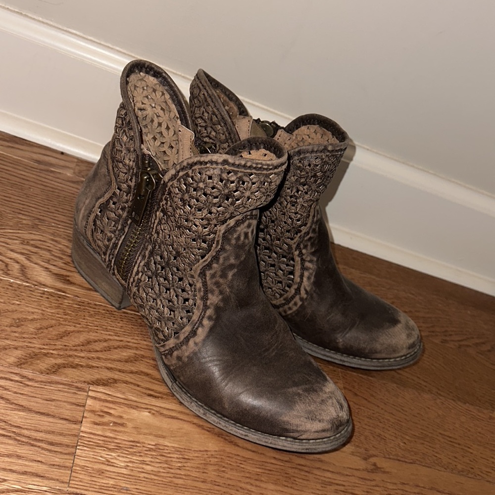 Circle G Women's Cutout Shortie Zipper Boots